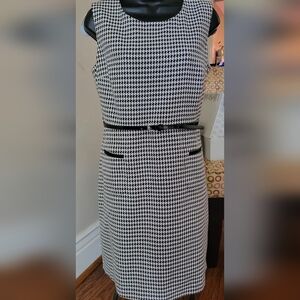 Liz Clairborne Women's sleeveless dress with belt, front slit pockets Size 12P